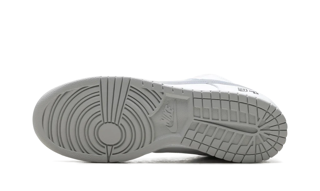 Nike SB Dunk Low Supreme 94 White Metallic Silver - Image 4